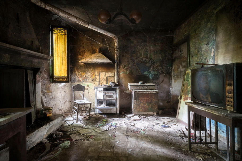 As pinturas e afrescos extraordinários de lugares abandonados na Itália 12