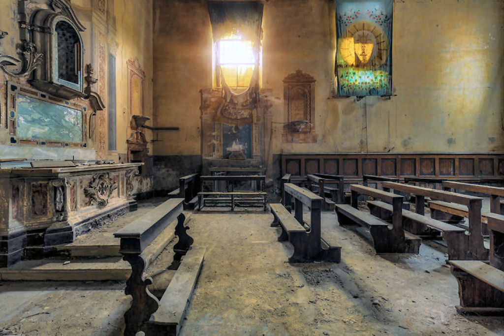 Fotos fantsticas mostram a declnio de igrejas abandonadas na Itlia 01