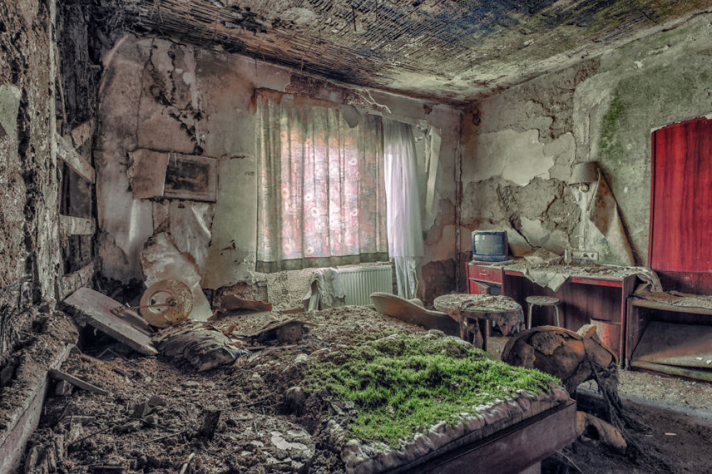Fotgrafo explora prdios abandonados por toda a Europa e coleciona fotos deles 01