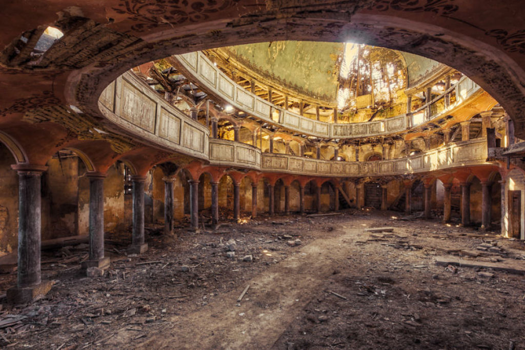 Fotgrafo explora prdios abandonados por toda a Europa e coleciona fotos deles 03