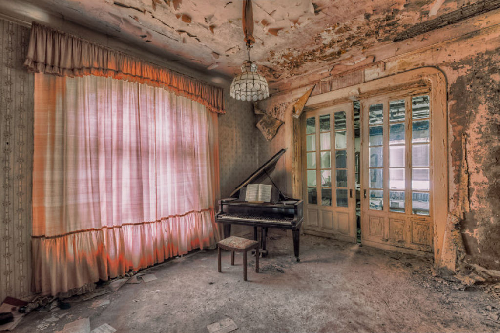 Fotgrafo explora prdios abandonados por toda a Europa e coleciona fotos deles 05