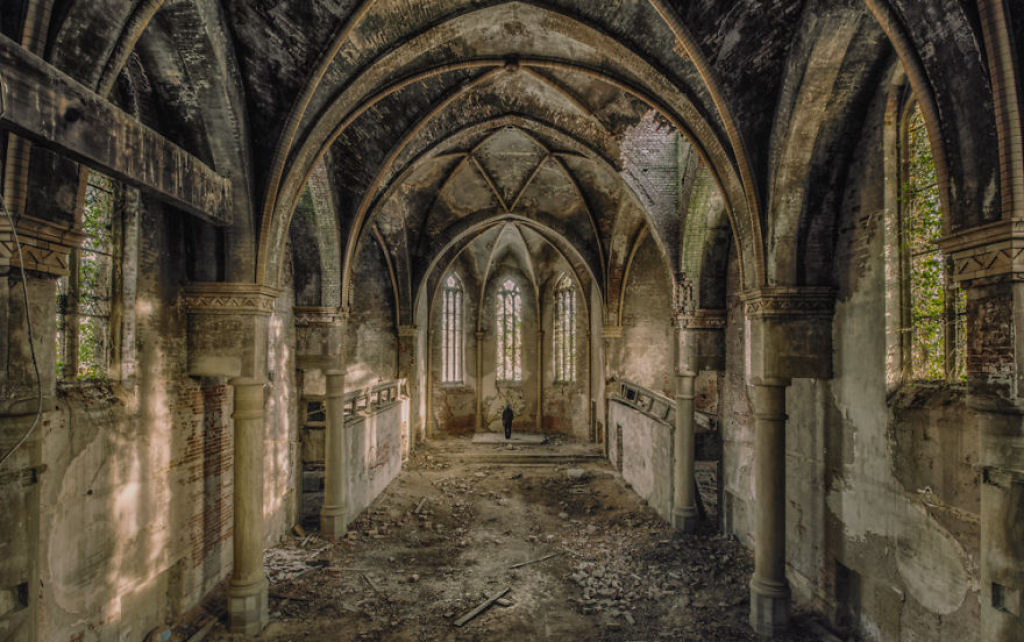 Fotgrafo explora prdios abandonados por toda a Europa e coleciona fotos deles 06