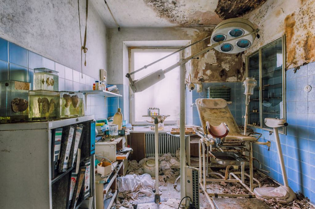 Fotgrafo explora prdios abandonados por toda a Europa e coleciona fotos deles 08