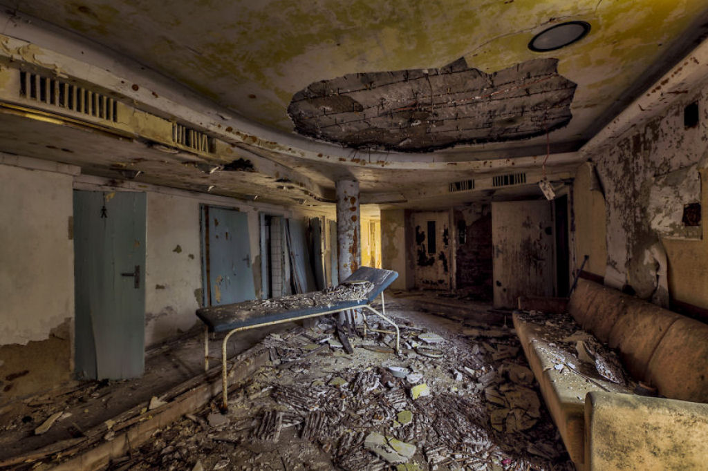 Fotgrafo explora prdios abandonados por toda a Europa e coleciona fotos deles 12