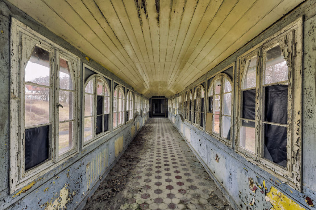 Fotgrafo explora prdios abandonados por toda a Europa e coleciona fotos deles 14