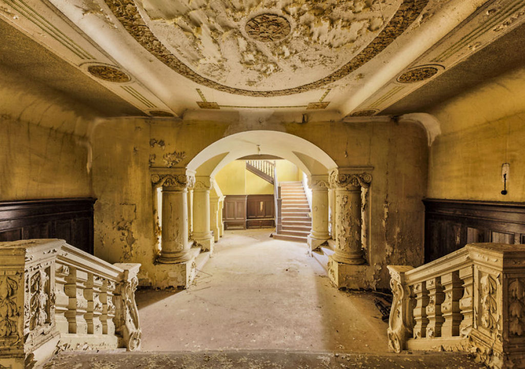 Fotgrafo explora prdios abandonados por toda a Europa e coleciona fotos deles 15