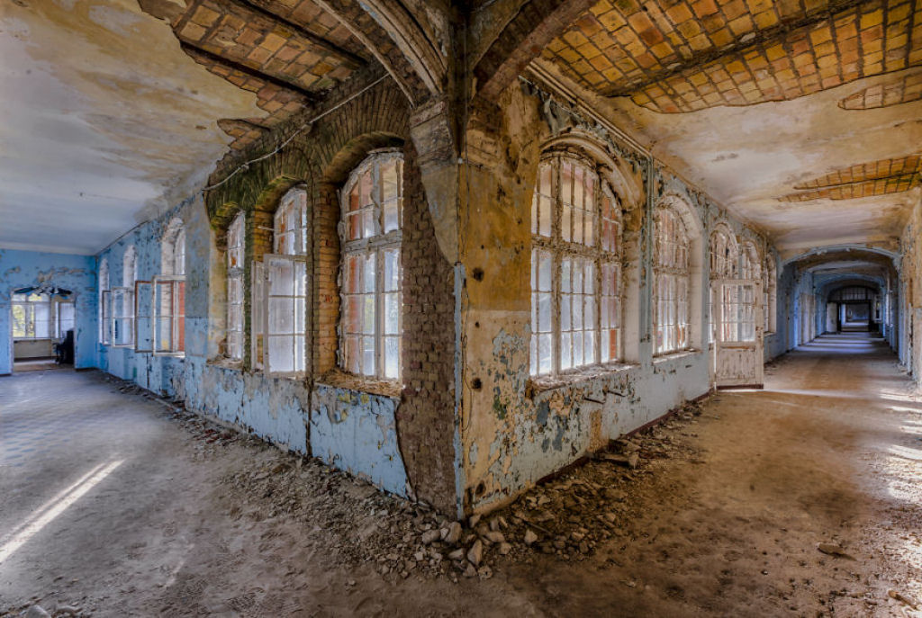 Fotgrafo explora prdios abandonados por toda a Europa e coleciona fotos deles 16
