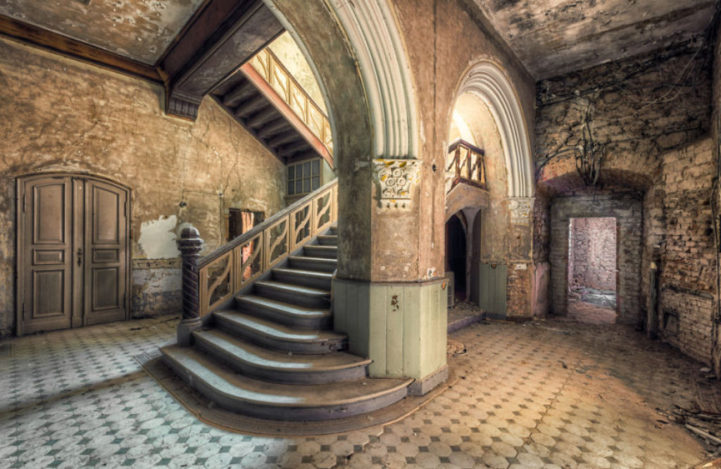 Fotgrafo explora prdios abandonados por toda a Europa e coleciona fotos deles 18