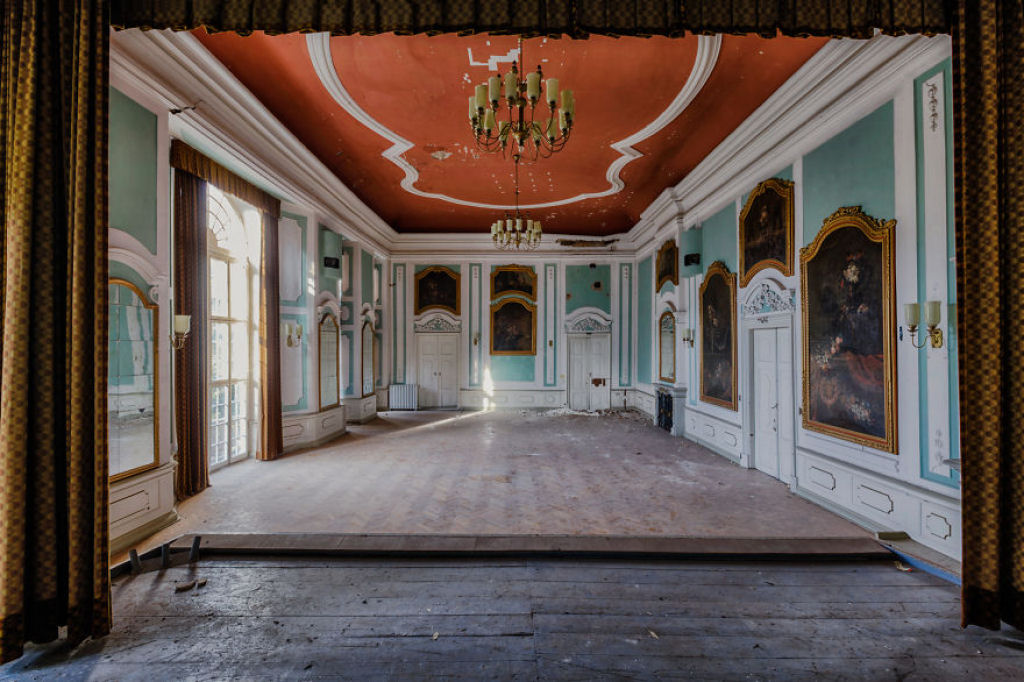 Fotgrafo explora prdios abandonados por toda a Europa e coleciona fotos deles 21