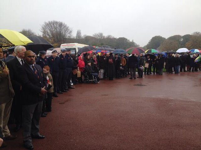 Centenas assistem ao funeral de veterano de guerra após anúncio nas redes sociais 03