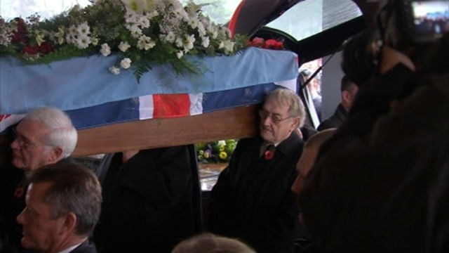 Centenas assistem ao funeral de veterano de guerra após anúncio nas redes sociais 04