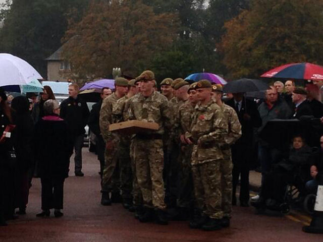 Centenas assistem ao funeral de veterano de guerra após anúncio nas redes sociais 05