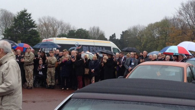 Centenas assistem ao funeral de veterano de guerra após anúncio nas redes sociais 07
