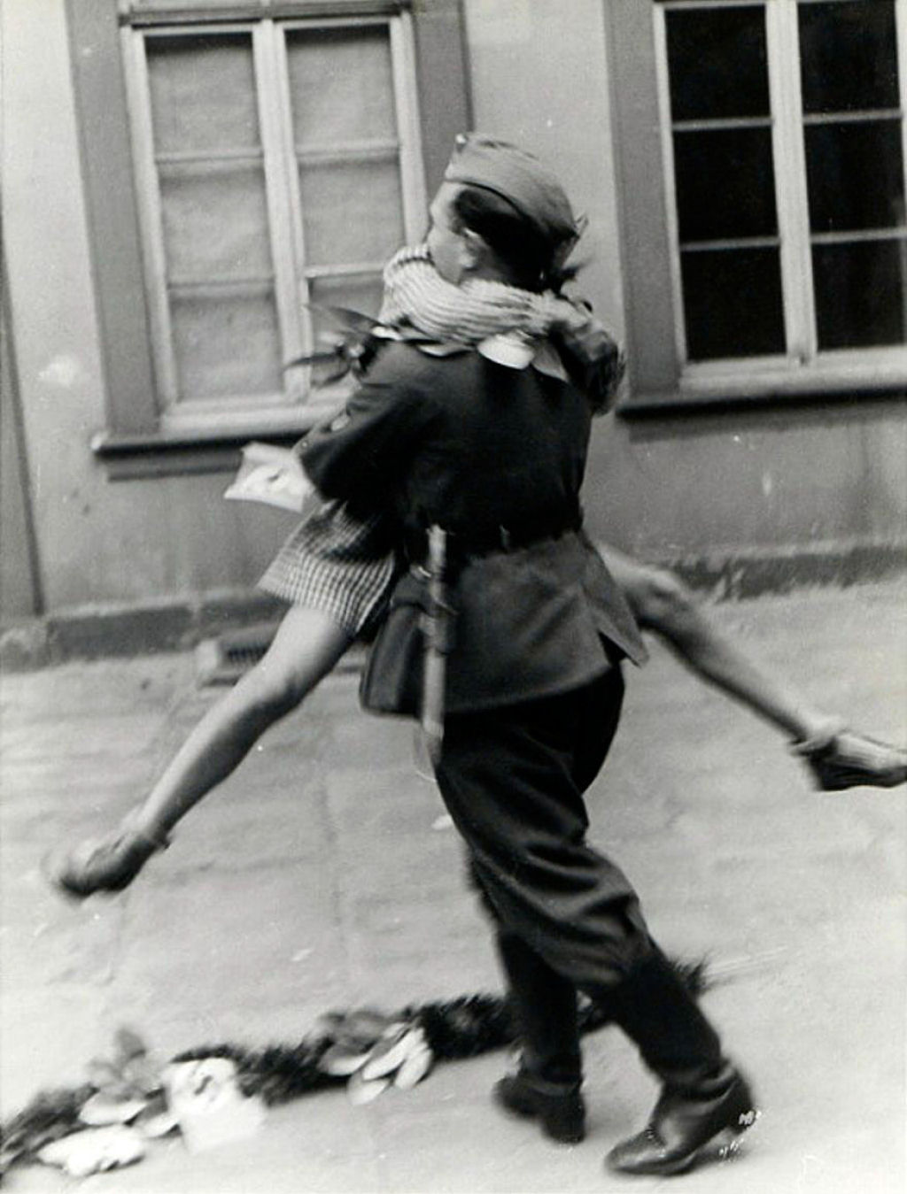 30 emotivas fotografias sobre o amor em tempos de guerra 08