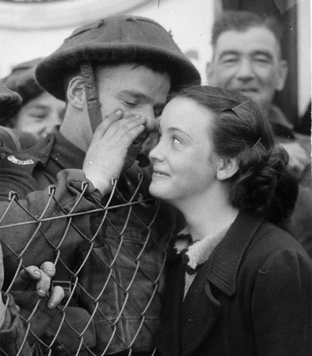 30 emotivas fotografias sobre o amor em tempos de guerra 16