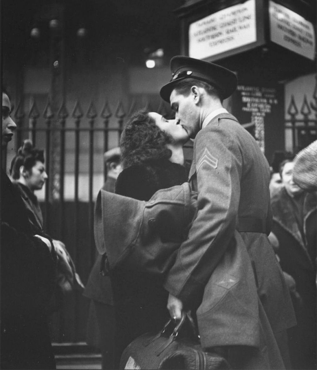 30 emotivas fotografias sobre o amor em tempos de guerra 25