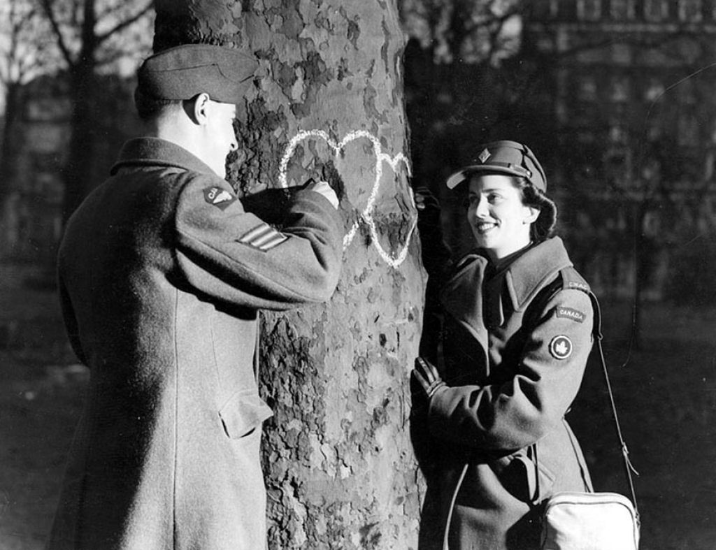 30 emotivas fotografias sobre o amor em tempos de guerra 28