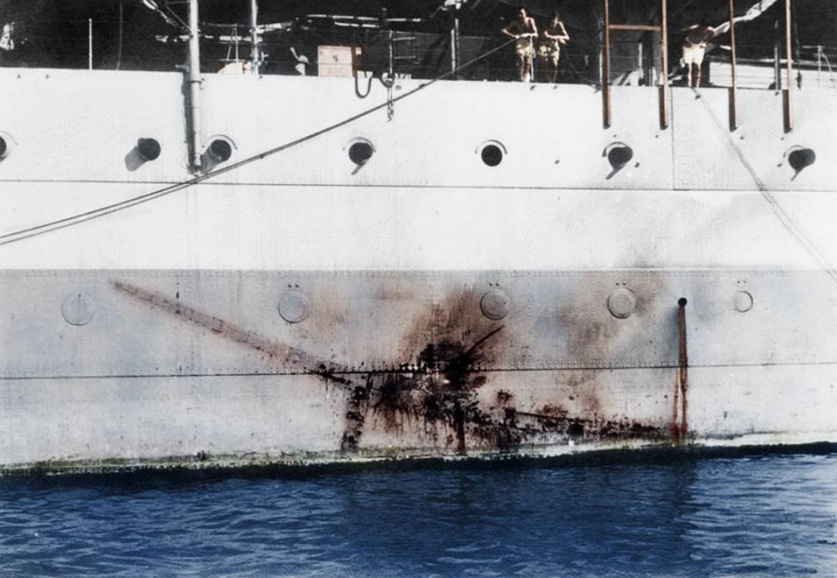 A implausível história do kamikaze frustrado que deixou sua estampa impressa em um navio de guerra