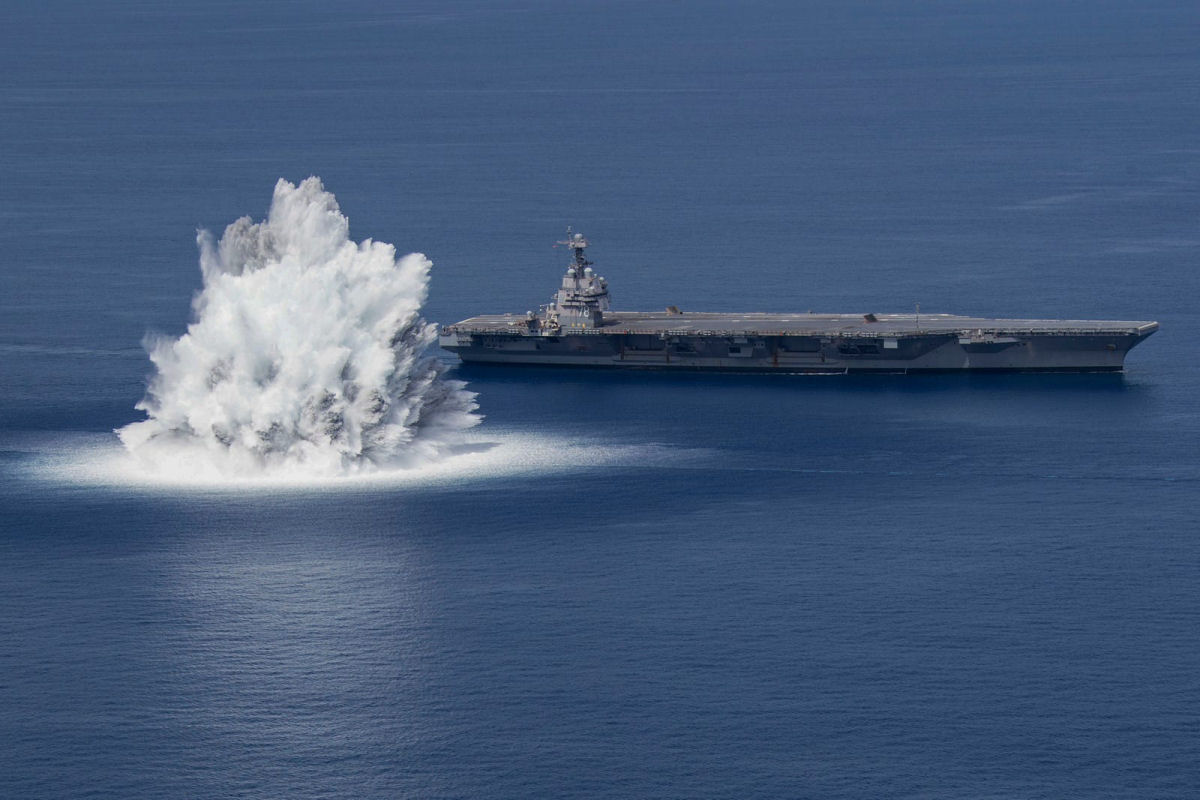 EUA publica videos de grande explosão durante teste de seu porta-aviões mais avançado