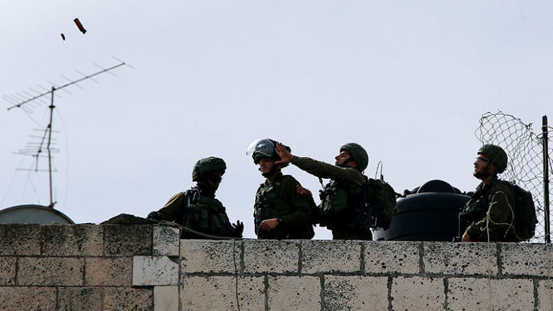 Atirador de elite israelense dispara em um palestino imvel e seus colegas celebram