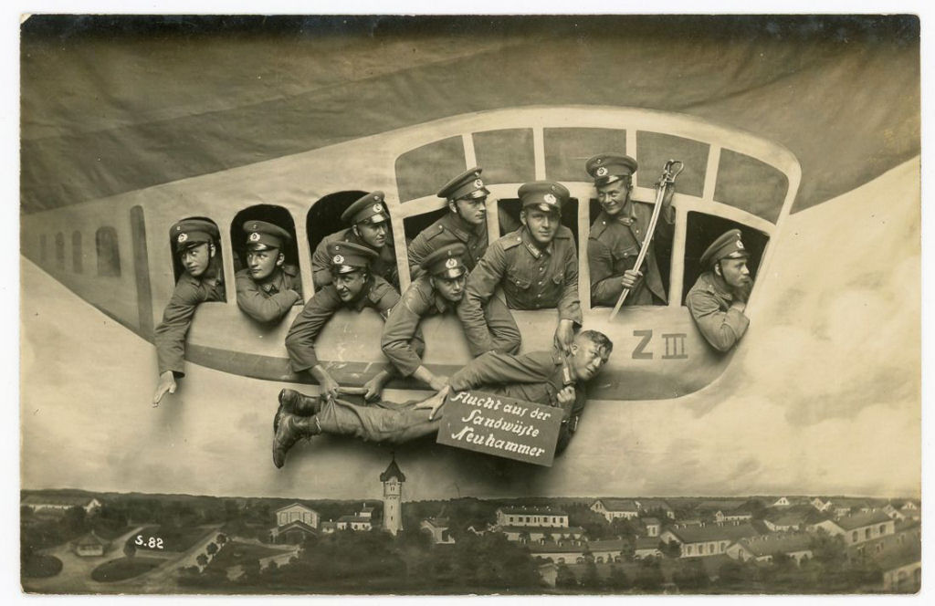 Fotos engraadas mostram soldados da Primeira Guerra Mundial posando com falsos adereos militares 01