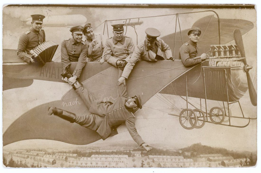Fotos engraadas mostram soldados da Primeira Guerra Mundial posando com falsos adereos militares 03
