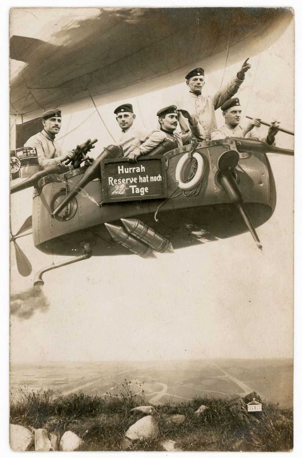 Fotos engraadas mostram soldados da Primeira Guerra Mundial posando com falsos adereos militares 04