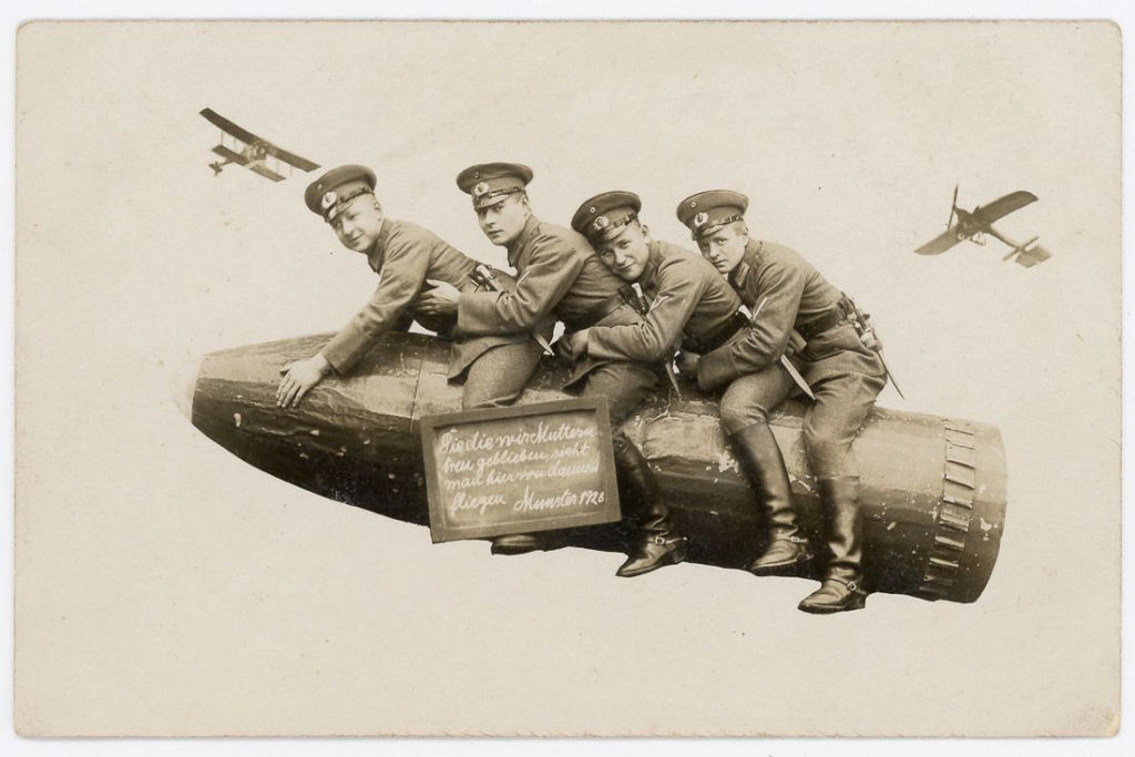 Fotos engraadas mostram soldados da Primeira Guerra Mundial posando com falsos adereos militares 06