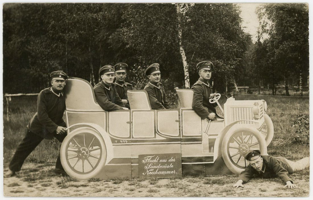 Fotos engraadas mostram soldados da Primeira Guerra Mundial posando com falsos adereos militares 08