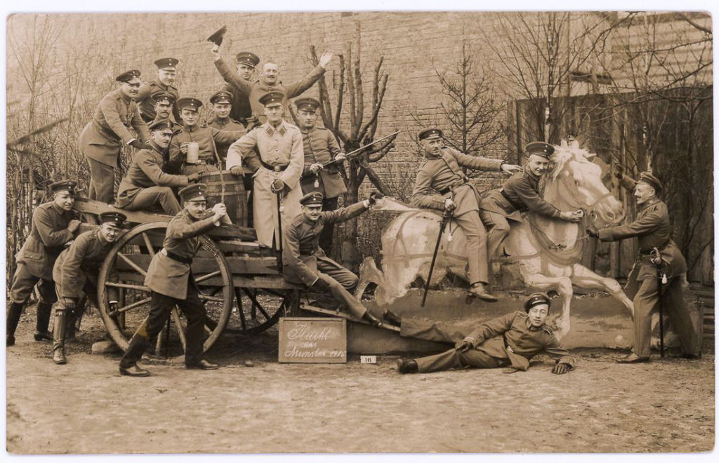 Fotos engraadas mostram soldados da Primeira Guerra Mundial posando com falsos adereos militares 14