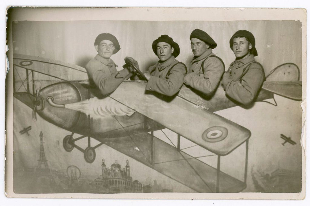 Fotos engraadas mostram soldados da Primeira Guerra Mundial posando com falsos adereos militares 19