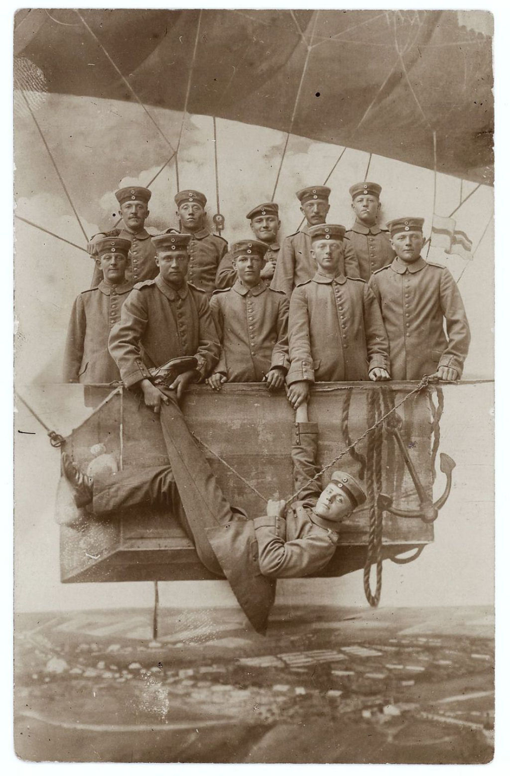 Fotos engraadas mostram soldados da Primeira Guerra Mundial posando com falsos adereos militares 25