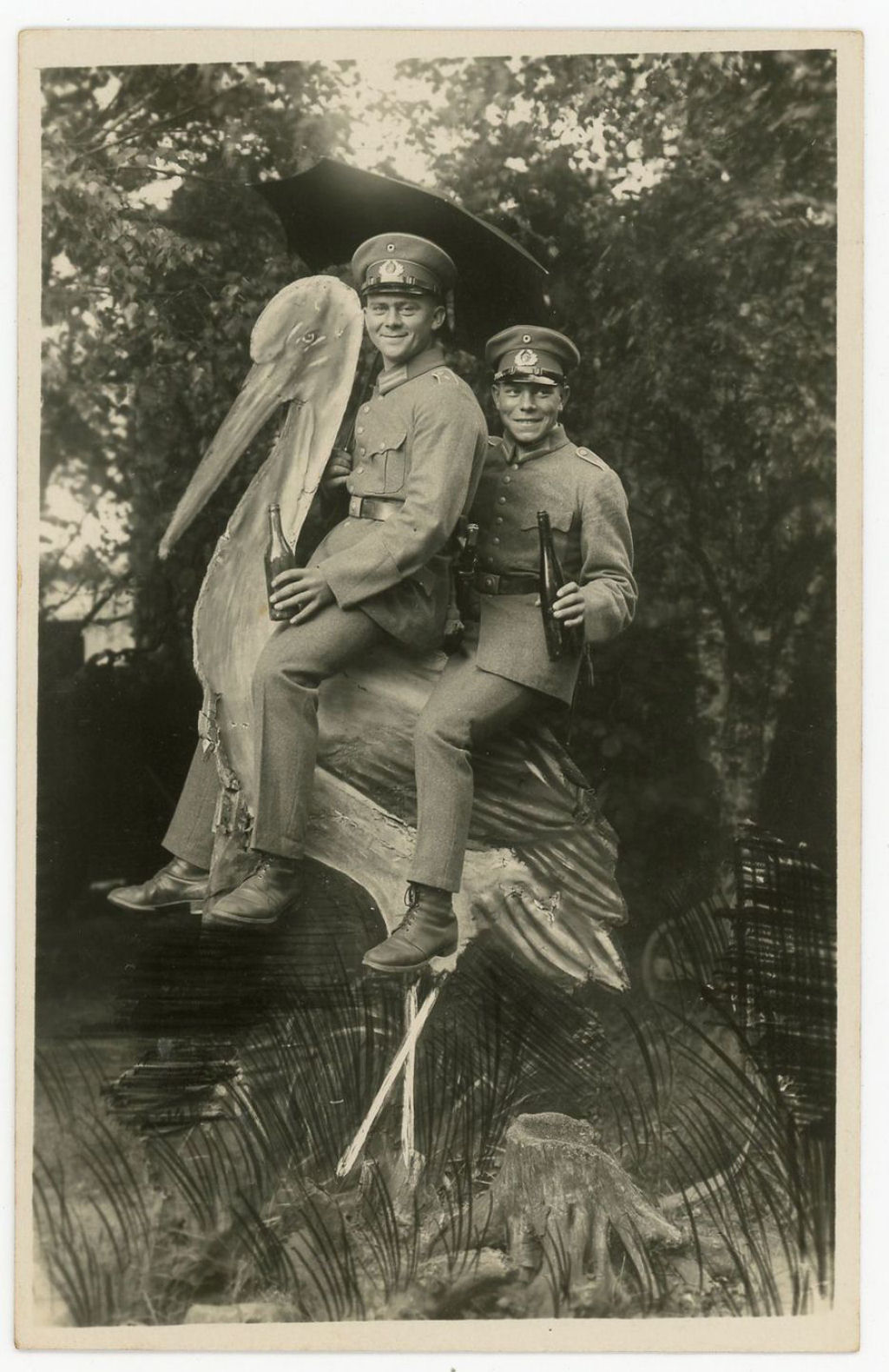 Fotos engraadas mostram soldados da Primeira Guerra Mundial posando com falsos adereos militares 27