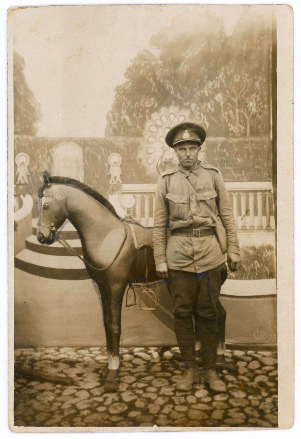 Fotos engraadas mostram soldados da Primeira Guerra Mundial posando com falsos adereos militares 28