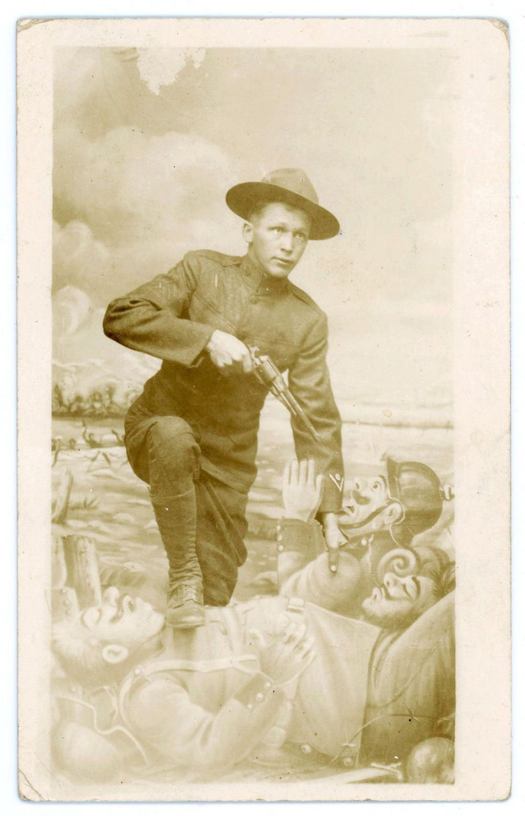 Fotos engraadas mostram soldados da Primeira Guerra Mundial posando com falsos adereos militares 29