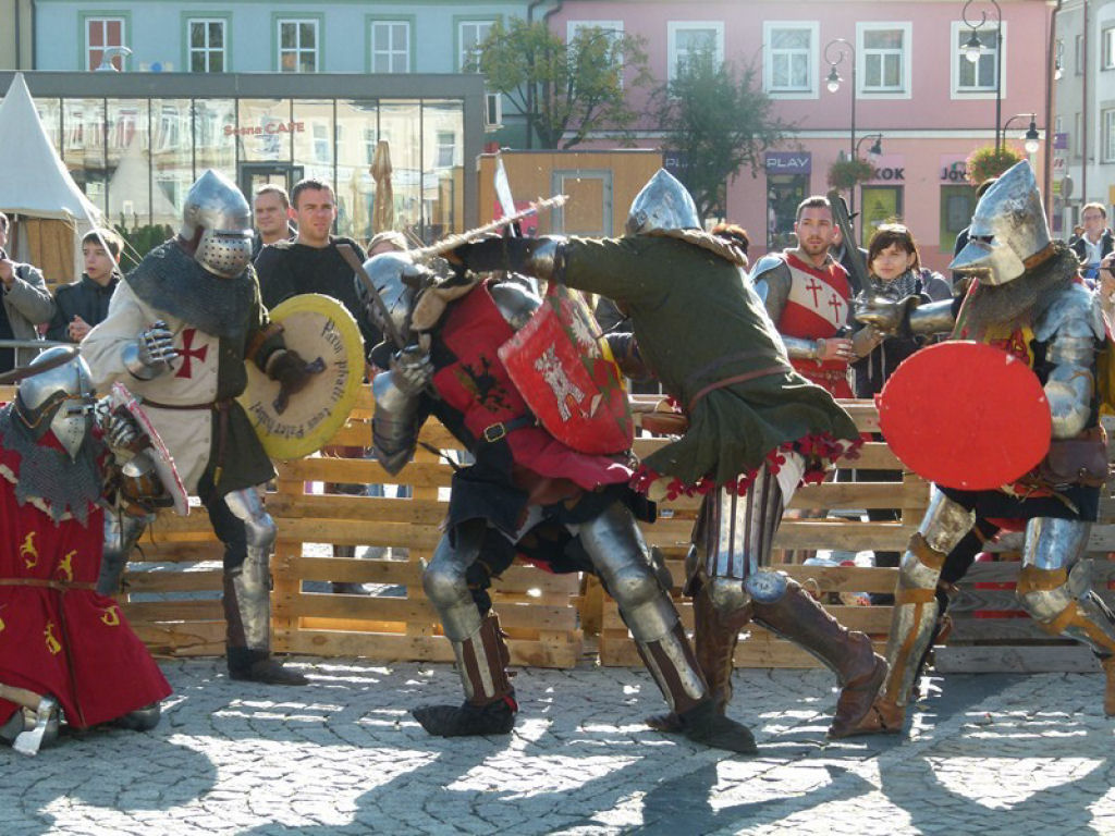 Liga de Cavaleiros poloneses parece uma verso medieval brutal do Clube da Luta