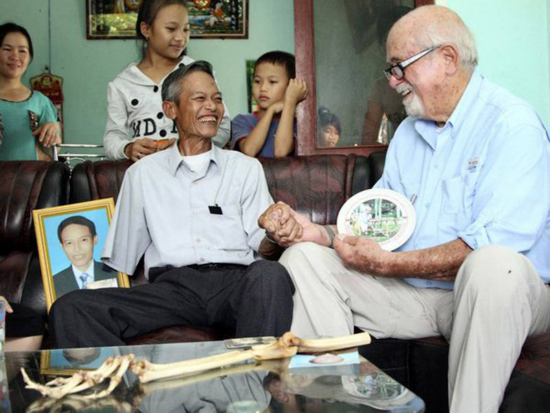 Médico americano devolve o braço amputado de um vietnamita 50 anos depois 02