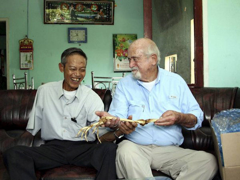 Médico americano devolve o braço amputado de um vietnamita 50 anos depois 04