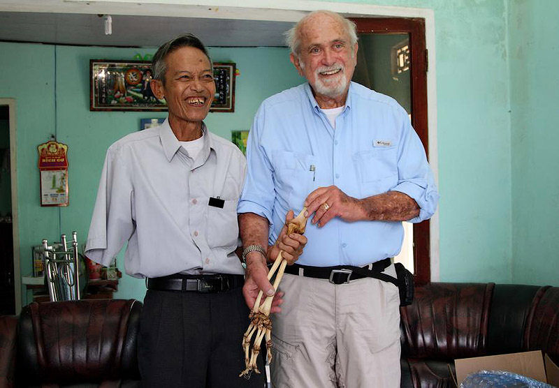 Médico americano devolve o braço amputado de um vietnamita 50 anos depois 05