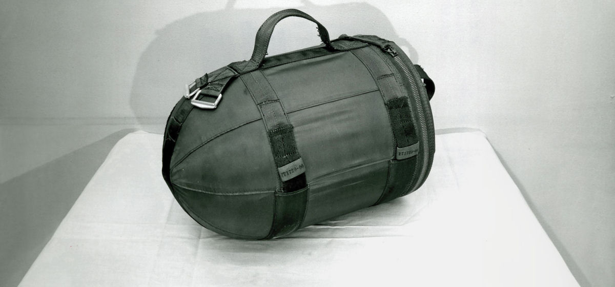Durante a guerra fria, os americanos criaram uma bomba nuclear que podia ser carregada e uma mochila