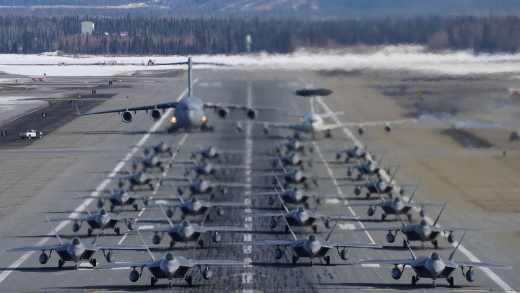 A decolagem em massa de caas furtivos americanos no Alasca com ares de guerra