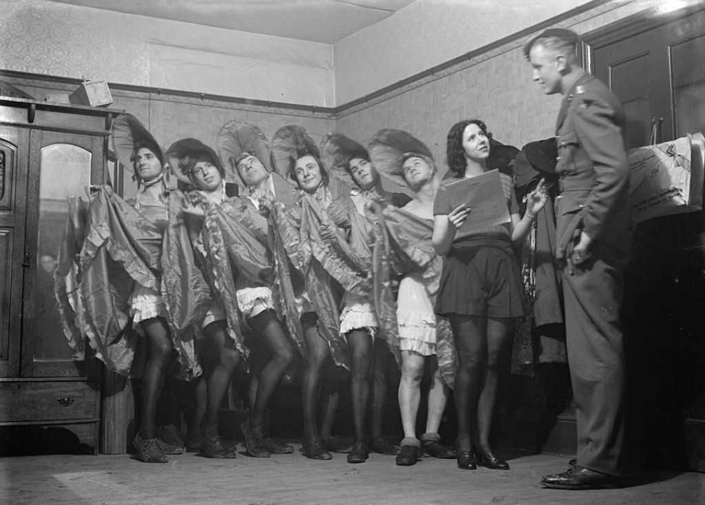 Fotografias raras mostram soldados britânicos travestidos em pleno andamento na Segunda Guerra Mundial 06