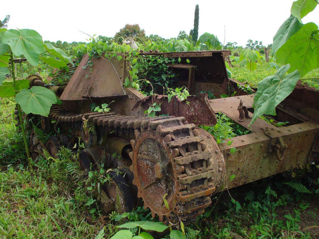 15 tanques devorados pela natureza como se nunca tivesse acontecido uma guerra 05