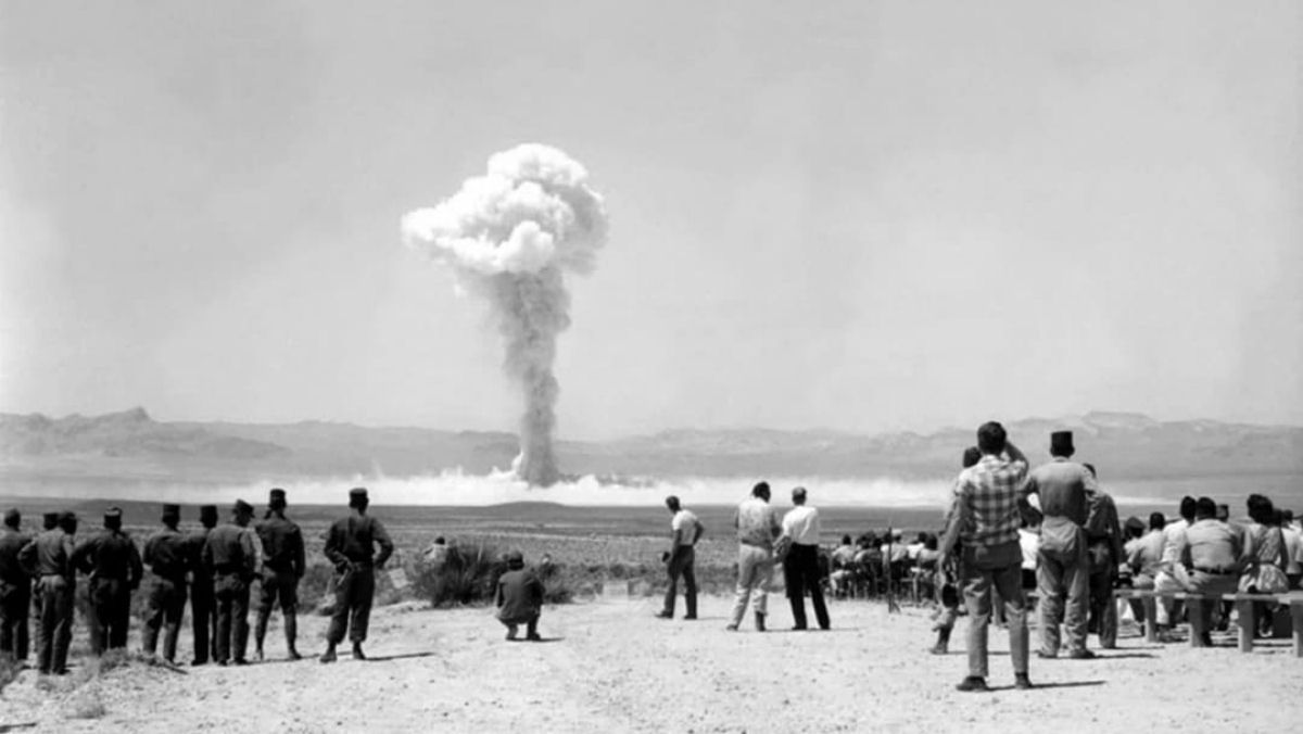 Imagens de testes nucleares da década de 1950 mostram cidades falsas sendo incineradas